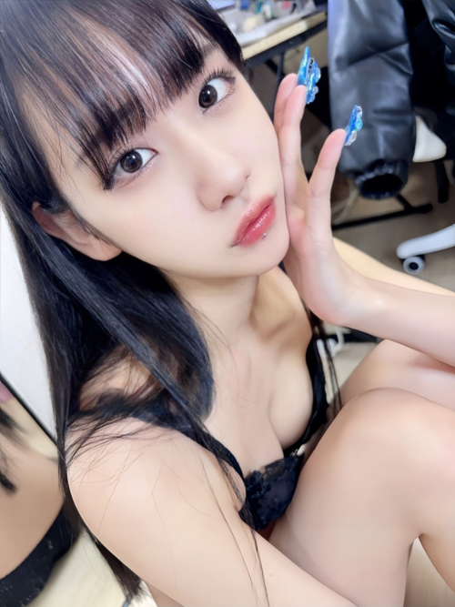 【超話題】長腿女神沫子（もこ）21歳登場！キュッと引き締まった小蠻腰に釘付け🔥